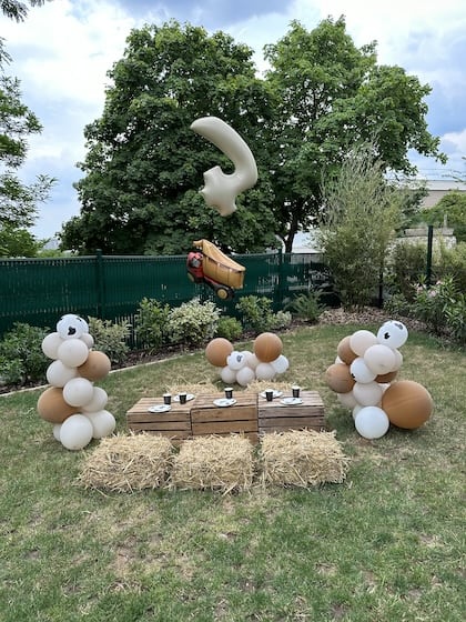 Décoration anniversaire enfant dans un jardin, botte de paille