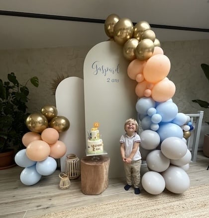 Décoration anniversaire ballon et backdrop élégant