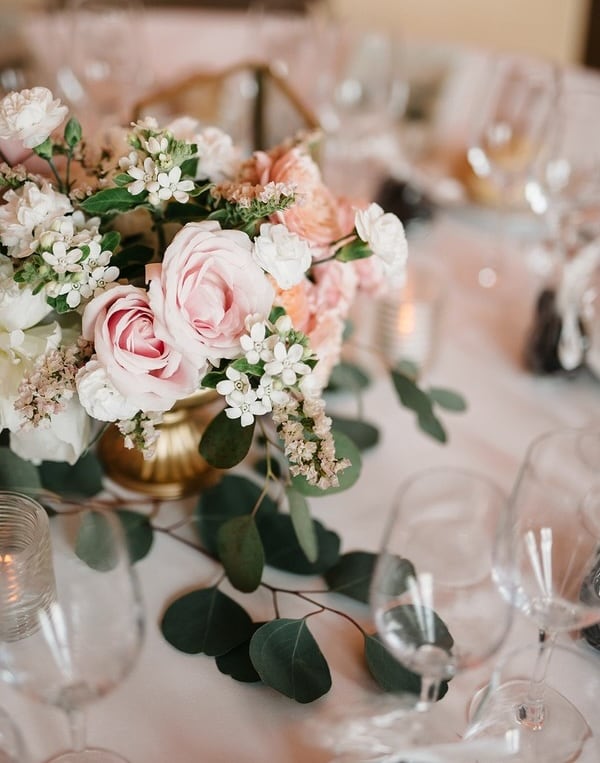 Décoration de table avec des roses et coupelle dorée