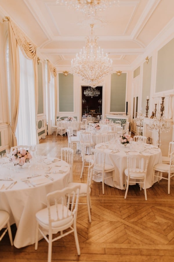 Tables décorées élégamment pour mariage dans un château