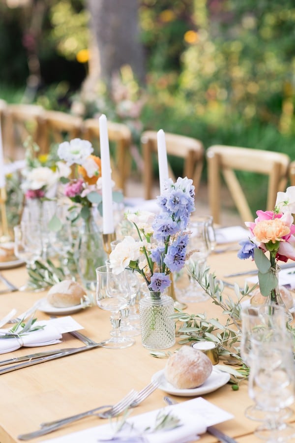 Table extérieure décorée pour un mariage champêtre