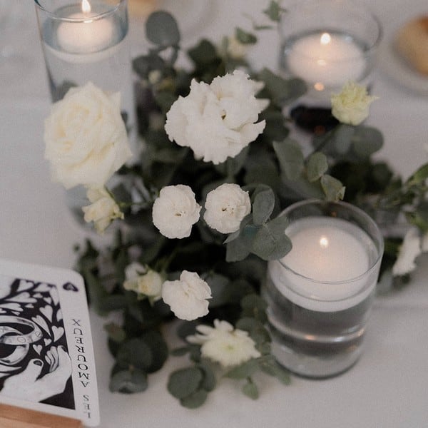 Table de mariage blanche avec bougies et fleurs