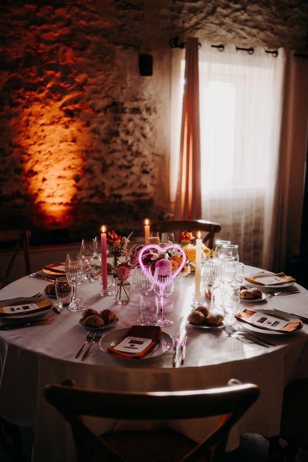 Table avec décoration néon en forme de cœur