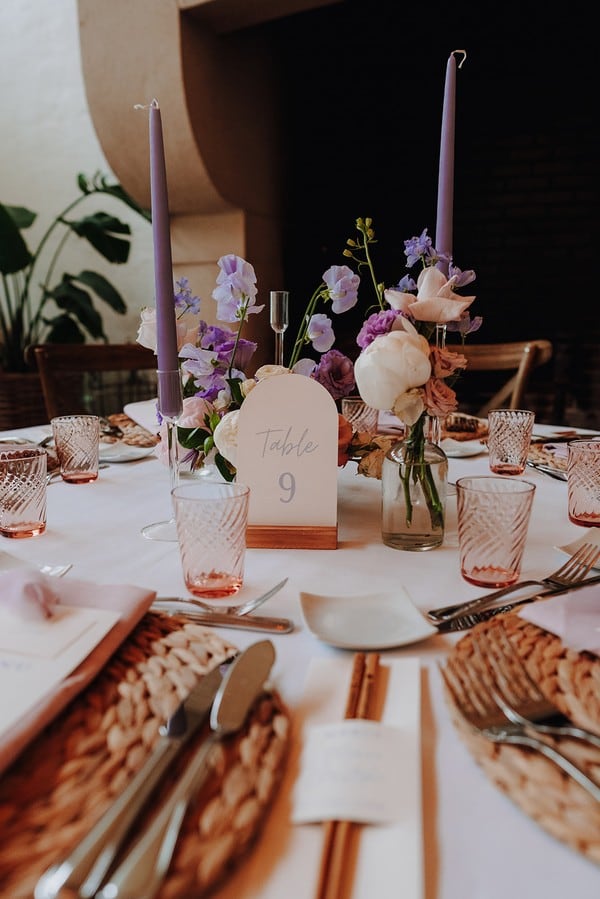 Table avec décoration violette