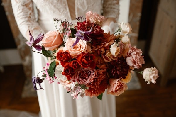 Mariée tenant un bouquet coloré