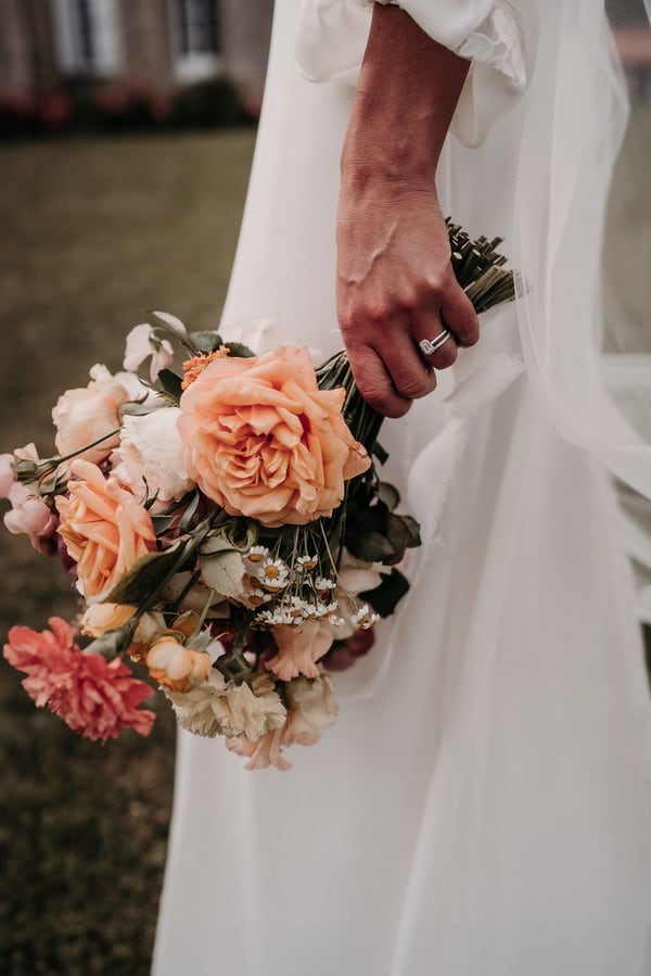 Bouquet de mariée champêtre avec roses orange