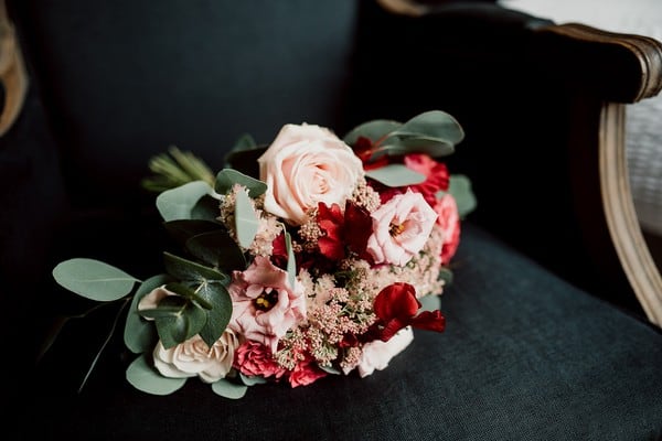 Bouquet de mariée romantique aux tons rouges et roses