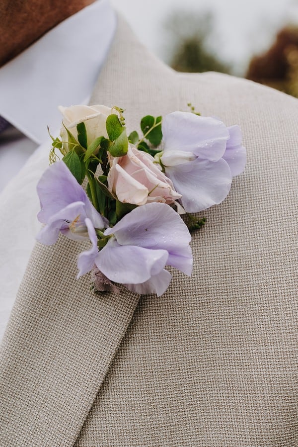 Boutonnière de mariage avec fleurs