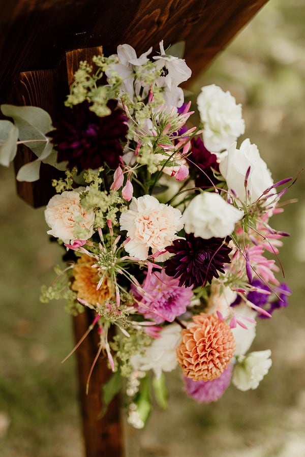 Composition florale sur structure en bois pour mariage