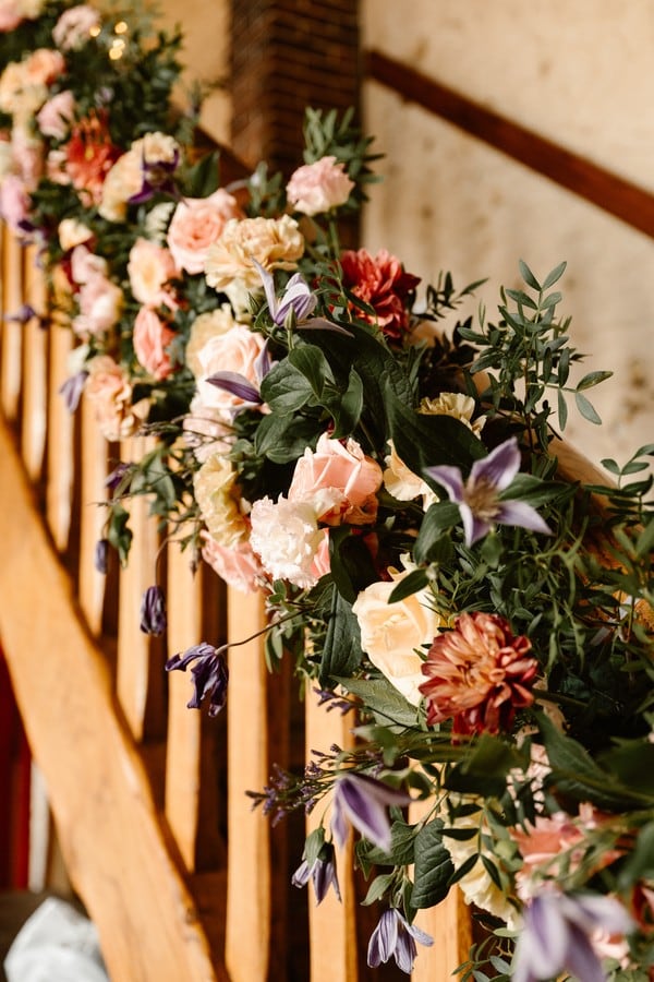 Guirlande de fleurs sur un escalier