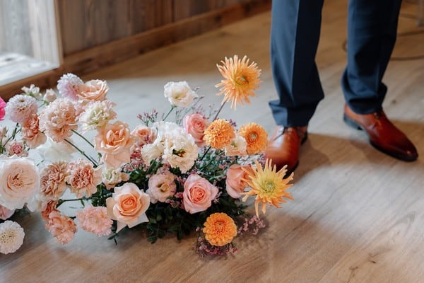 Composition florale au sol pour cérémonie de mariage