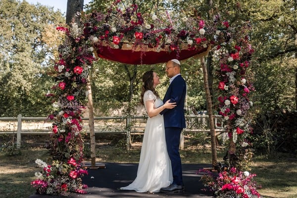 Arche florale rouge et blanche pour cérémonie de mariage