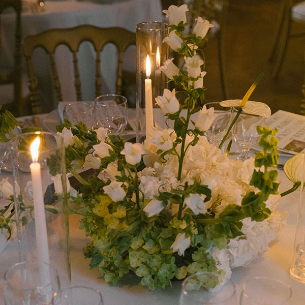 Décoration de table fleurs blanches