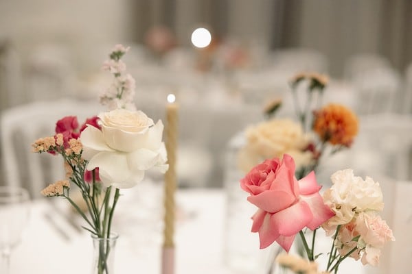 Décoration de table avec fleurs blanches et roses