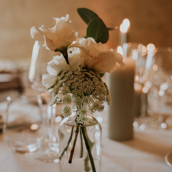 Décoration de table avec fleurs blanches et feuillage