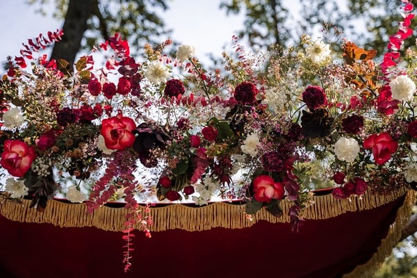 Détail d'une composition florale d'arche de mariage