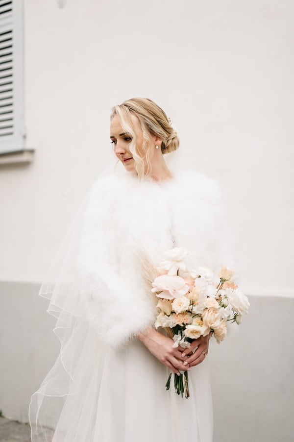 Bouquet de la mariée avec des fleurs blanches et pêches