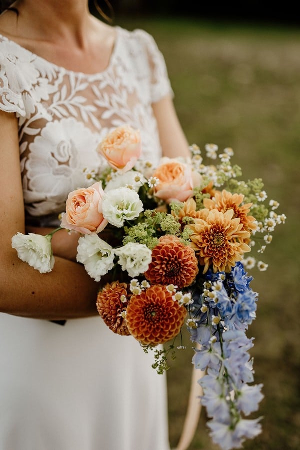 Bouquet coloré de la mariée avec fleurs orange et bleues