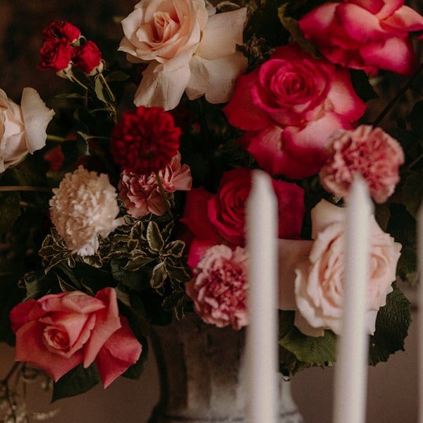 Roses et fleurs rouges pour décoration de mariage