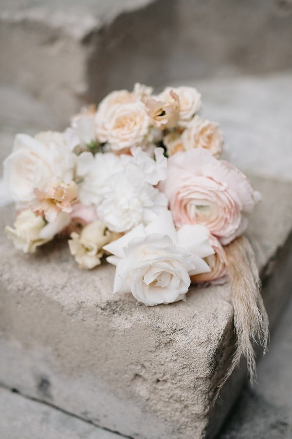 Bouquet de fleurs posé sur une pierre, ambiance bohème