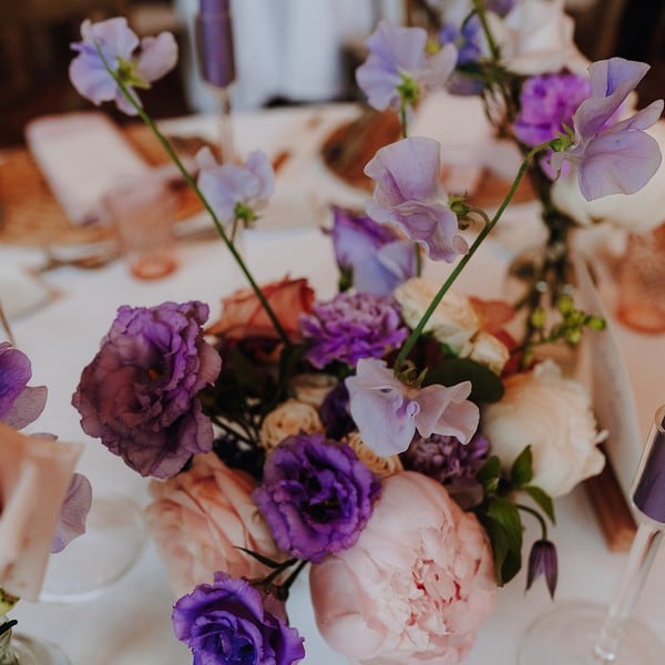 Bouquet floral raffiné sur table de mariage