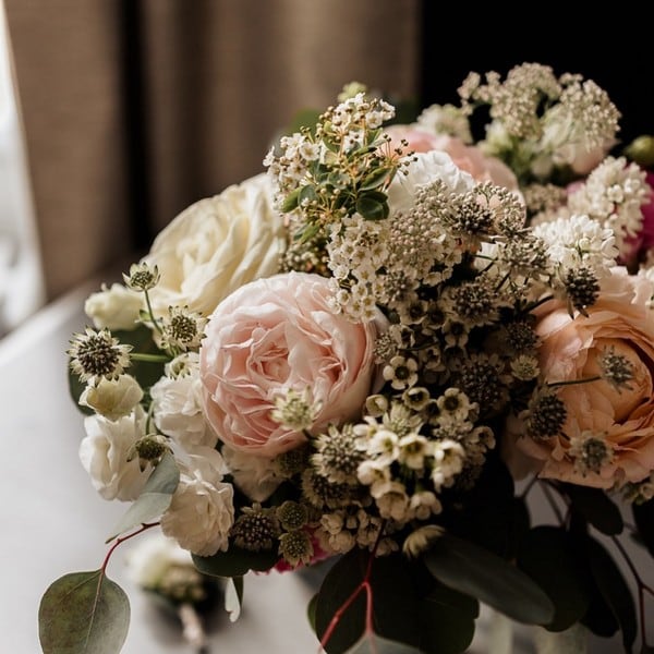 Centre de table avec fleurs violettes et blanches