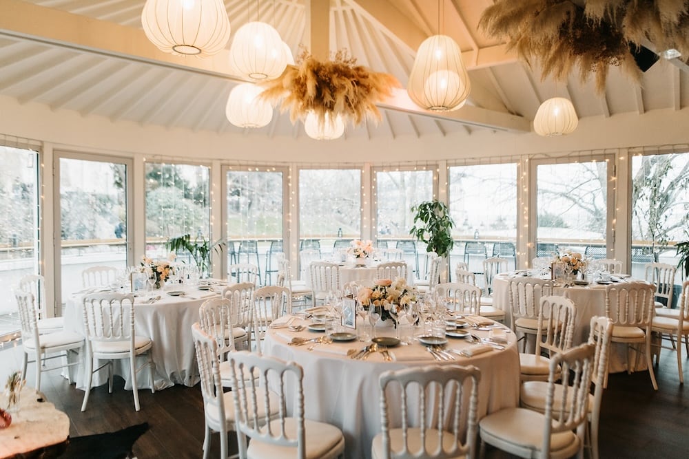 Décoration de mariage élégant dans une salle lumineuse