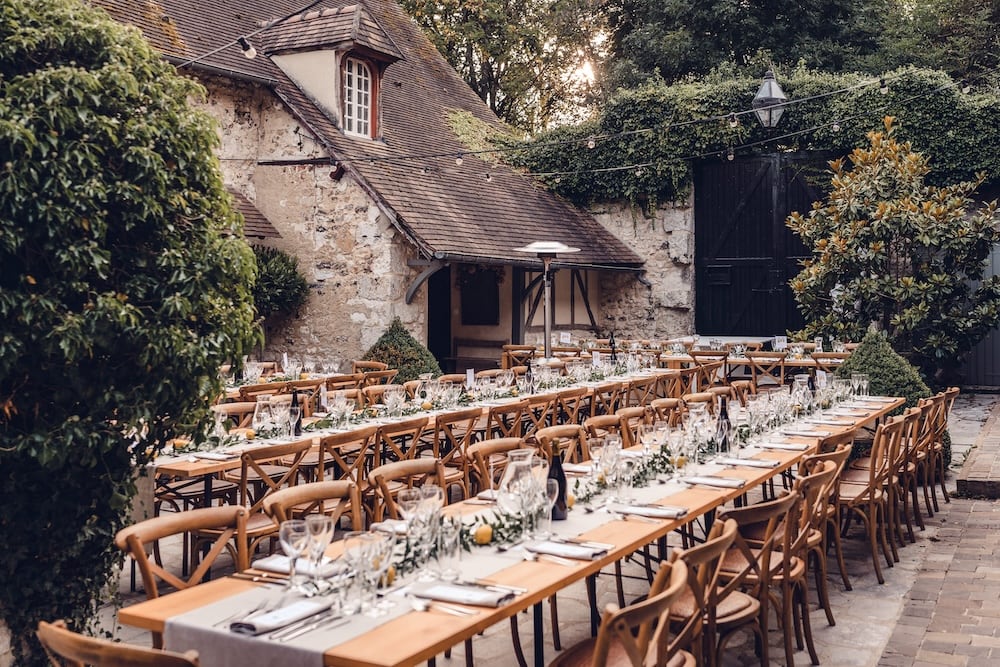 Mariage rustique dans une cour de ferme pittoresque