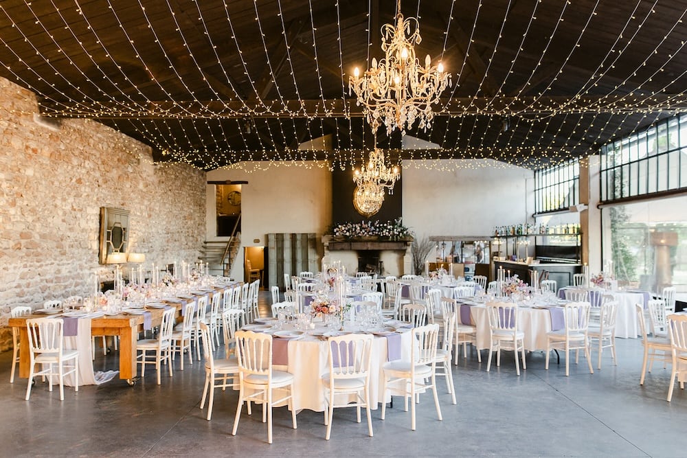 Salle de mariage luxueuse avec guirlandes lumineuses