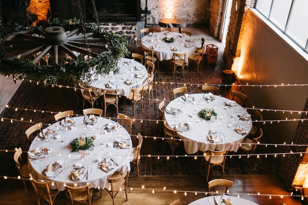 Table de mariage rustique sous lumières guinguette